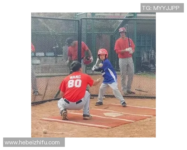 融合棒球精神与足球竞技魅力打造新型球星服饰风潮